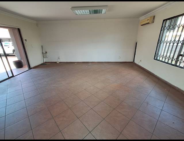 110M² OFFICE TO LET IN THREE RIVERS